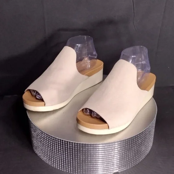 Lucky brand Elegant Cream Women's Slip-On Shoes size 8 pre owned Exellent - Picture 11 of 14